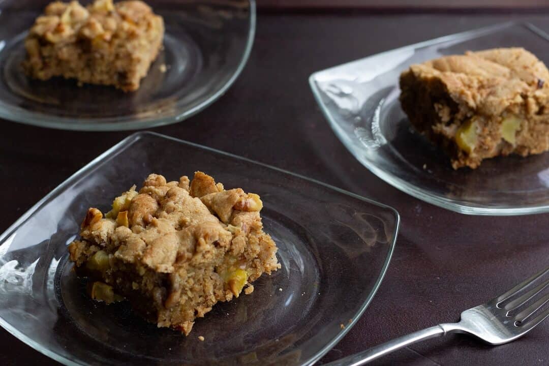 Hate peeling apples? Same. Good thing this apple cake doesn't require peeled apples! #apples #applecake #fallbaking