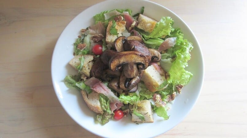 If you, like me, love combining raw and cooked vegetables in your salad, you'll love this seared mushroom salad! #mushrooms #salad #croutons #prosciutto