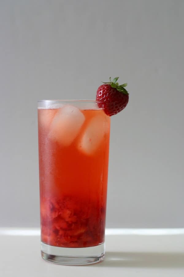 When mixed, this bubbly strawberry jasmine tea is a vibrant strawberry hue. #strawberry #jasminetea #nonalcoholic