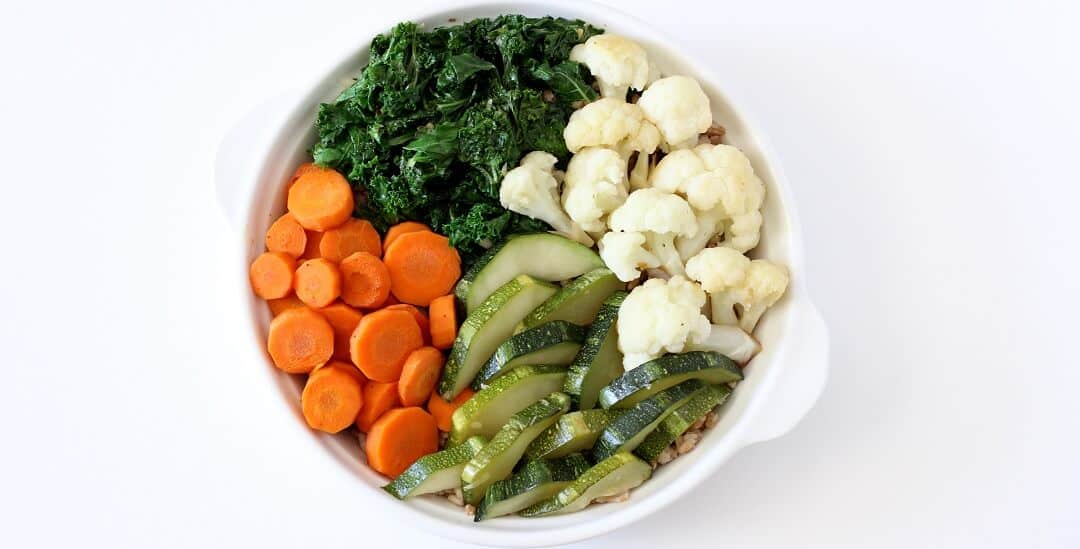 You can arrange the veggies on top of this vegetable barley bowl with coconut curry sauce painstakingly but it tastes delicious no matter what! #vegetables #barley #wholegrain #thaicurry