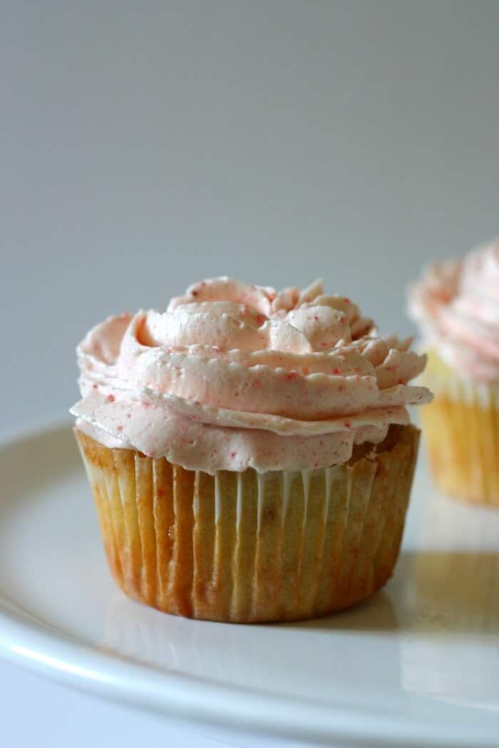 You can use a 32 piping tip and decorate these caramelized white chocolate cupcakes with strawberry buttercream like they're roses. #strawberry #whitechocolate #caramelizedwhitechocolate #cupcakes