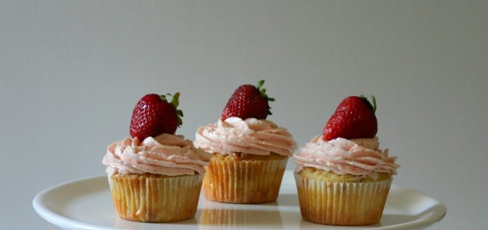 These caramelized white chocolate cupcakes with strawberry buttercream can be topped with fresh strawberries! #strawberry #whitechocolate #caramelizedwhitechocolate #cupcakes