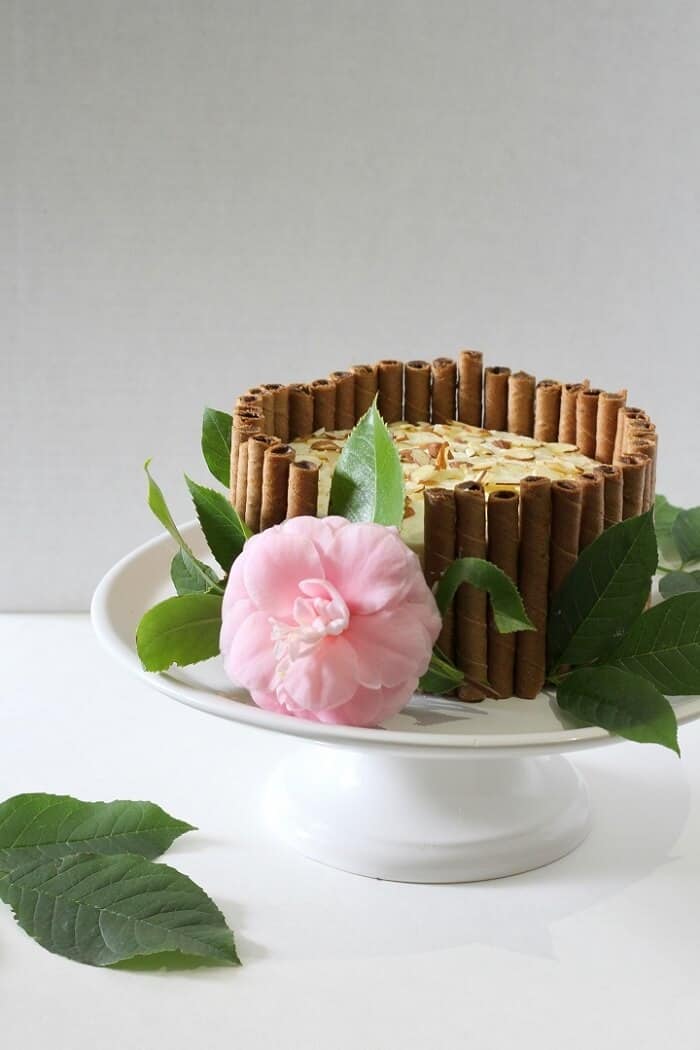 In case you run out of cookies to line the outside of your tiramisu layer cake with, use a flower to cover the hole (; #tiramisu #cake #chocolatecake #dessert #coffee