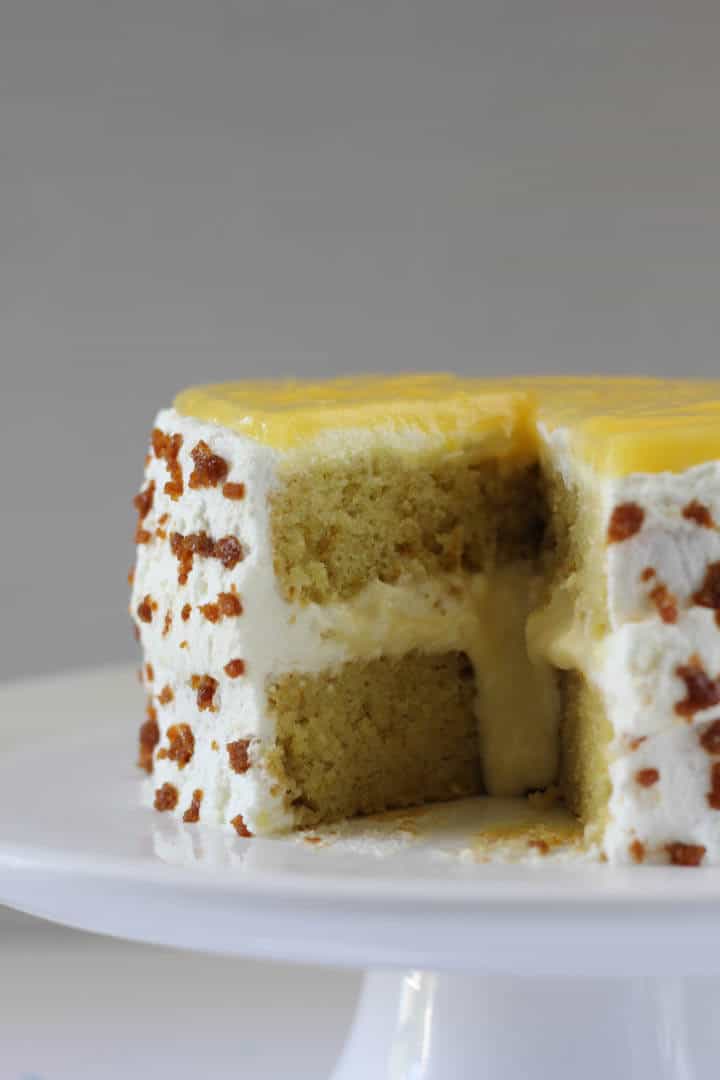 All that pastry cream ooze in this lemon crunch cake just means that the pastry cream is nice and creamy. #lemoncake #layercake #toffee #pastrycream #whippedcream