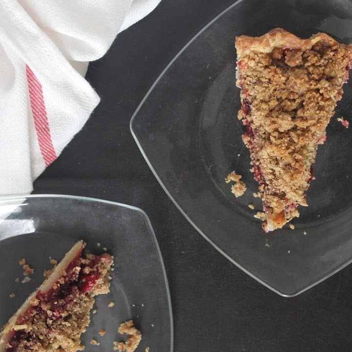 Cranberry sauce or gravy? If you're the former, then this cranberry sauce pie with pecan streusel is perfect for Thanksgiving. #cranberries #cranberrysauce #pecans #pie #thanksgiving #thanksgivingdessert