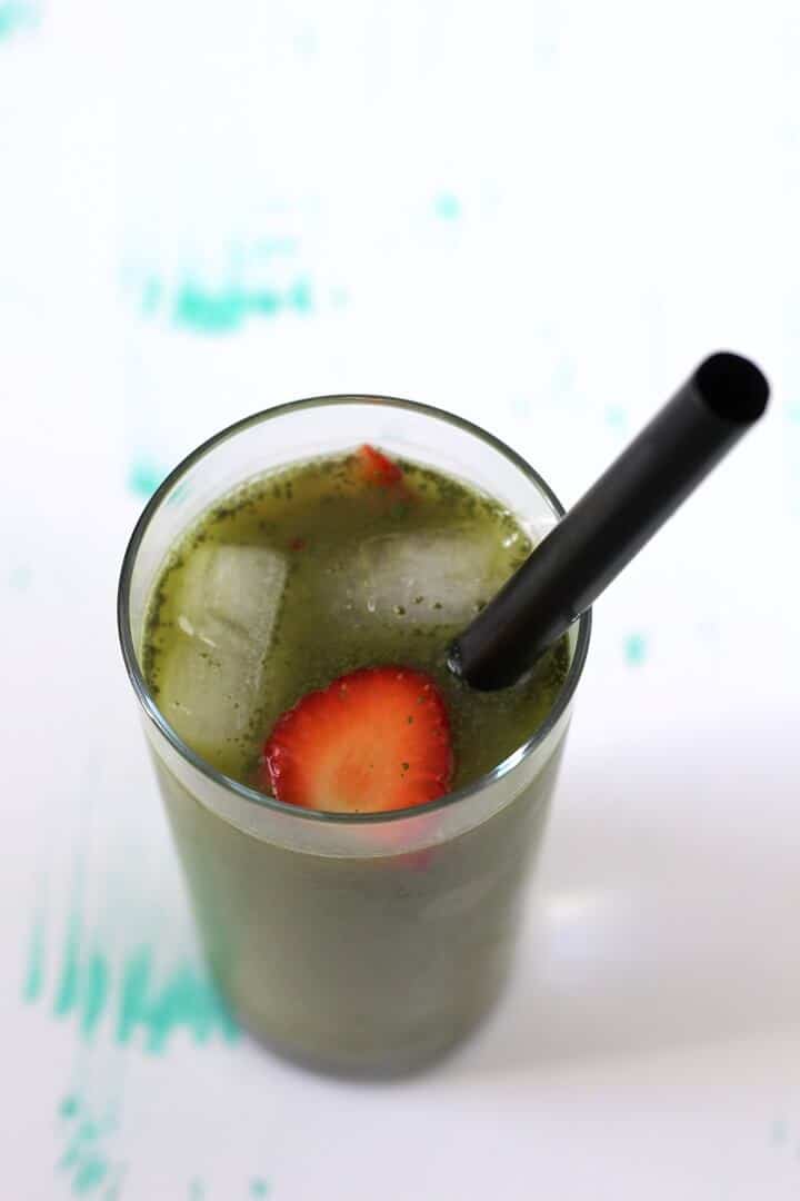 Decorate this matcha ginger beer fizz with a few sliced strawberries! #matcha #greentea #gingerbeer #nonalcoholic