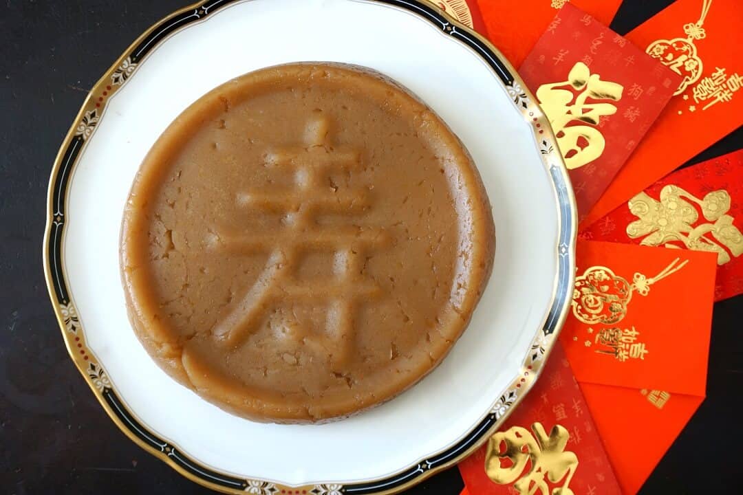 Happy Chinese New Year! Celebrate with nian gao, a chewy sweet rice cake dessert. #chinesenewyear #niangao #ricecake #chinesefood