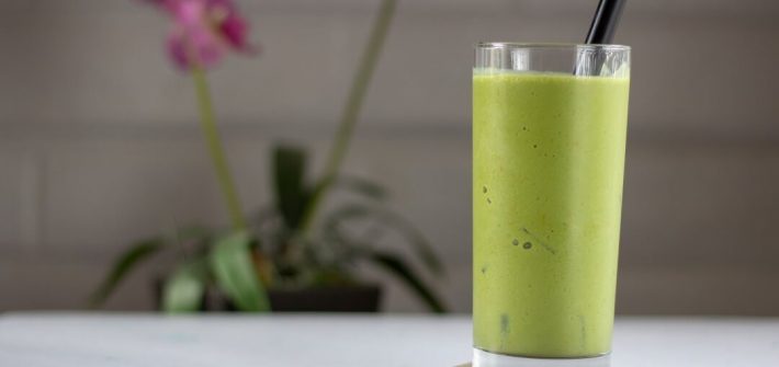 Looking for a non-coffee afternoon pick me up? This pineapple green tea slushie has plenty of matcha to perk you up after your 3pm slump. #pineapple #tea #matcha #drinks #nonalcoholic