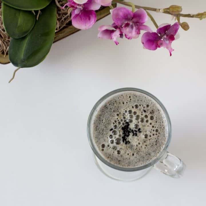 Some milk foam and black sesame seeds adds a touch of pizzazz to the top of this black sesame latte, but it's tasty even without the extra adornments! #sesameseeds #latte #decaf #drinks