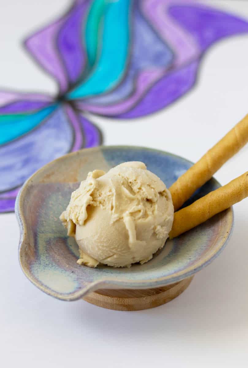 tál halvány tan earl grey fagylalt, 2 hengerelt cookie-kat