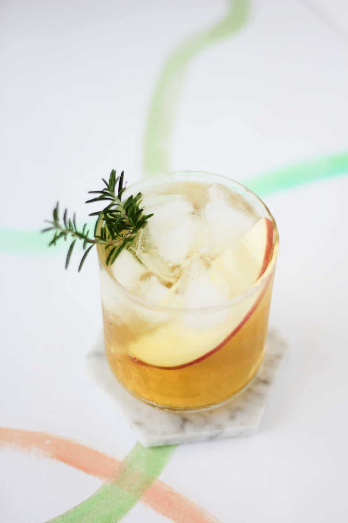 https://deliciousnotgorgeous.com/wp-content/uploads/2021/12/Sparkling-Apple-Cider-Cocktail_02551.jpg